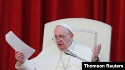 El Papa Francisco, en la audiencia semanal en el Vaticano, solicitó que la pandemia no sea politizada ni se convierta en un fin comercial. 