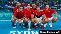 Tim Srbije pozira sa trofejem namenjenom pobedniku ATP kupa u Sidneju (s leva: Nikola Milojević, Viktor Troicki, Dušan Lajović, Nenad Zimonjić, Novak Đoković, Nikola Čačić) (Foto: AP/Steve Christo)