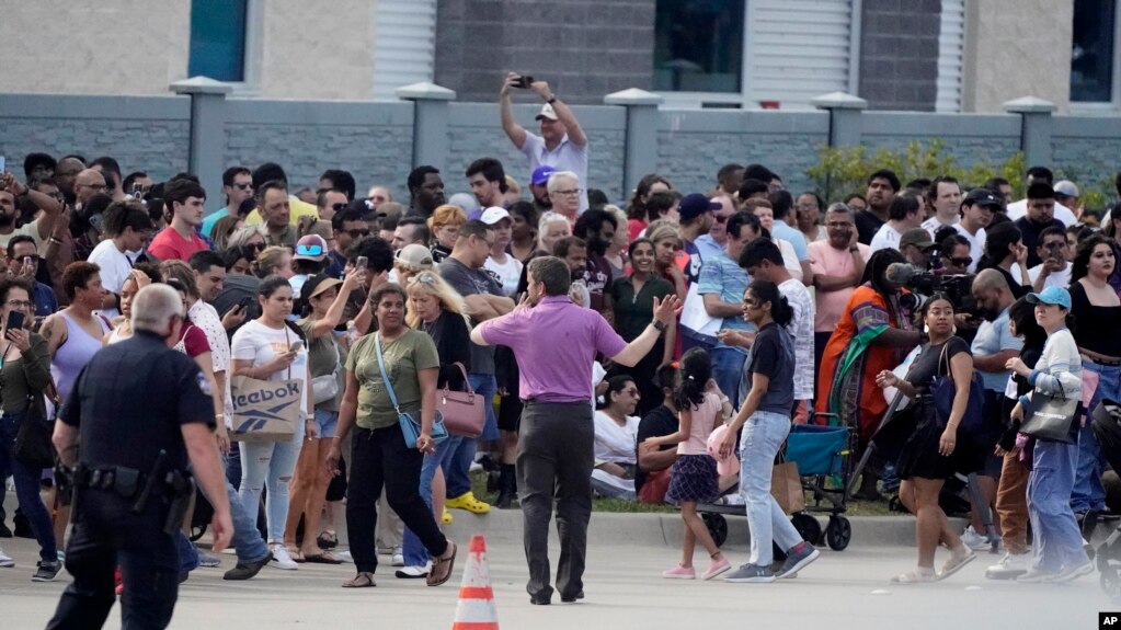La gente se reúne frente a un centro comercial después de un tiroteo el sábado 6 de mayo de 2023 en Allen, Texas.