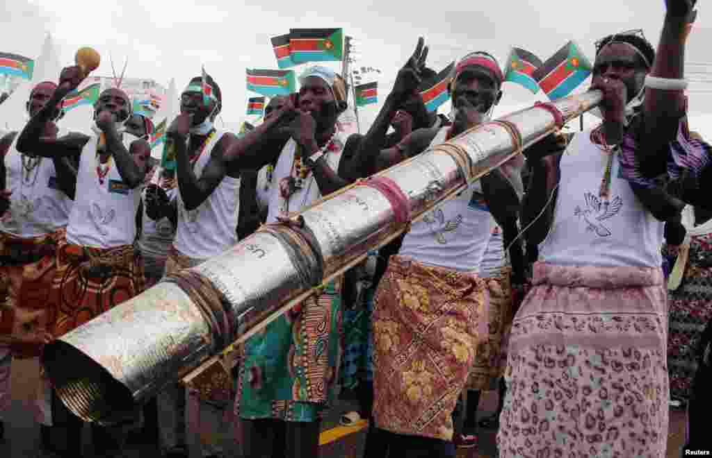 Civilians celebrate the signing of peace agreement between the Sudan&#39;s transitional government and revolutionary movements to end decades-old conflict, in Juba, South Sudan, Oct. 3, 2020.