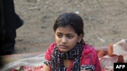 Mlada Rubina Ali sedi u ruševinama četvrti Garib Nagar u Mumbaju, posle požara u kojem je izgorela baraka u kojoj je živela sa svojom porodicom