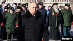 Rais wa Russia Vladimir Putin akihudhuria mojawapo ya sherehe ya kuweka maua kwa kaburi la mwanajeshi aliyeuawa mjini Moscow Feb 23, 2023
