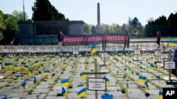 Una instalación en Varsovia que incluía cientos de banderas ucranianas azules y amarillas ondeando y cruces que servían de lápidas simbólicas por los ucranianos asesinados por los rusos durante la guerra iniciada por Moscú el año pasado, el 9 de mayo de 2023.