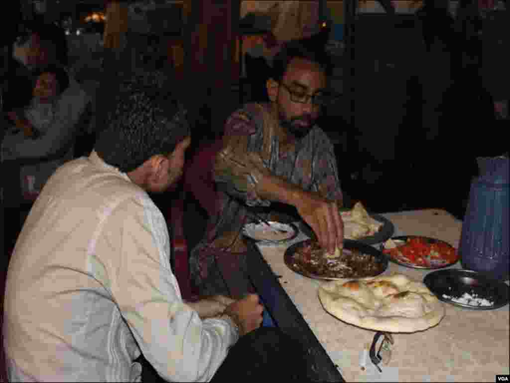 شام ہوتے ہی یہاں اکثر کھانے کھانے آنیوالے اور خریدنے والوں کا رش رات گئے تک جاری رہتا ہے