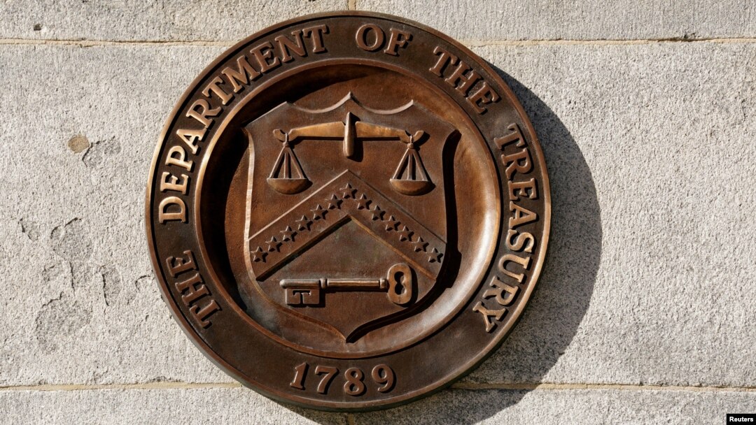 Бронзовая печать Министерства финансов США на здании Минфина в Вашингтоне