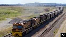 2021年11月2日，一列运煤列车穿过澳大利亚莫斯韦尔布鲁克附近的猎人谷。（资料照片）
