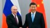  Le président russe Vladimir Poutine (g) et le président chinois Xi Jinping se serrent la main avant leurs entretiens en marge de la 11e édition du sommet des BRICS, à Brasilia, au Brésil, le 12 novembre 2019. (Phot AFP/Ramil Sitdikov, Spoutnik, Kremlin)