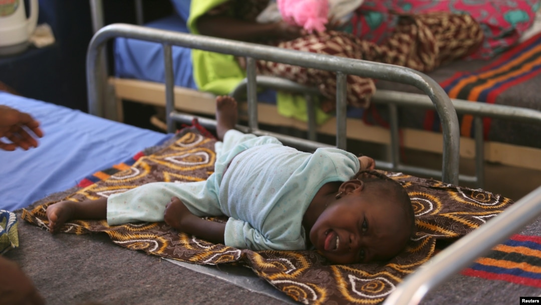Mwana moko azli kobela méningite spinale na Maiduguri, Nigeria, Nov. 30, 2016.