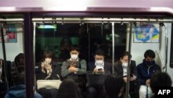 9일 일본 도쿄 전철에서 마스크를 쓴 시민들.