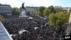 گردهمایی مردم در میدان جمهوری پاریس برای ادای احترام به ساموئل پتی