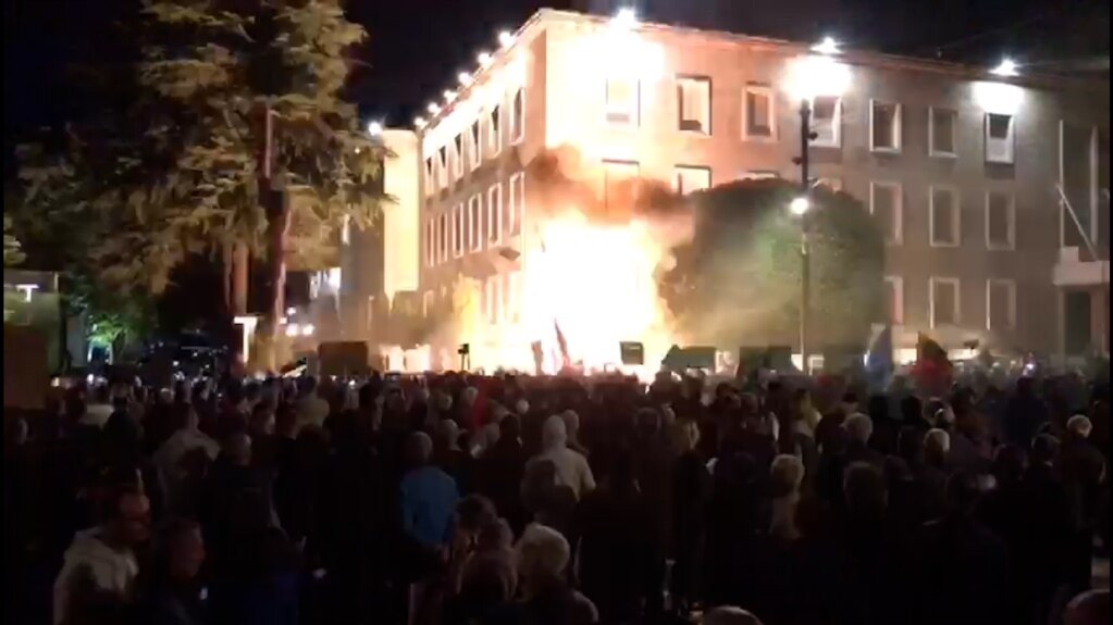 Tiranë, protesta e opozitës, molotovë ndaj godinave qeveritare