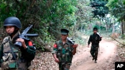 Pejuang Kemerdekaan Kachin berjalan dari garis depan Mu Du menuju pos Hpalap di daerah yang dikuasai oleh pemberontak Kachin di negara bagian Kachin utara, Myanmar, 17 Maret 2018. (Foto: dok).