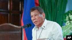 Foto yang dipublikasikan oleh Divisi Fotografer Kepresidenan Malacanang menunjukkan Presiden Filipina Rodrigo Duterte berbicara di depan presiden Malacanang. (Foto: AP)