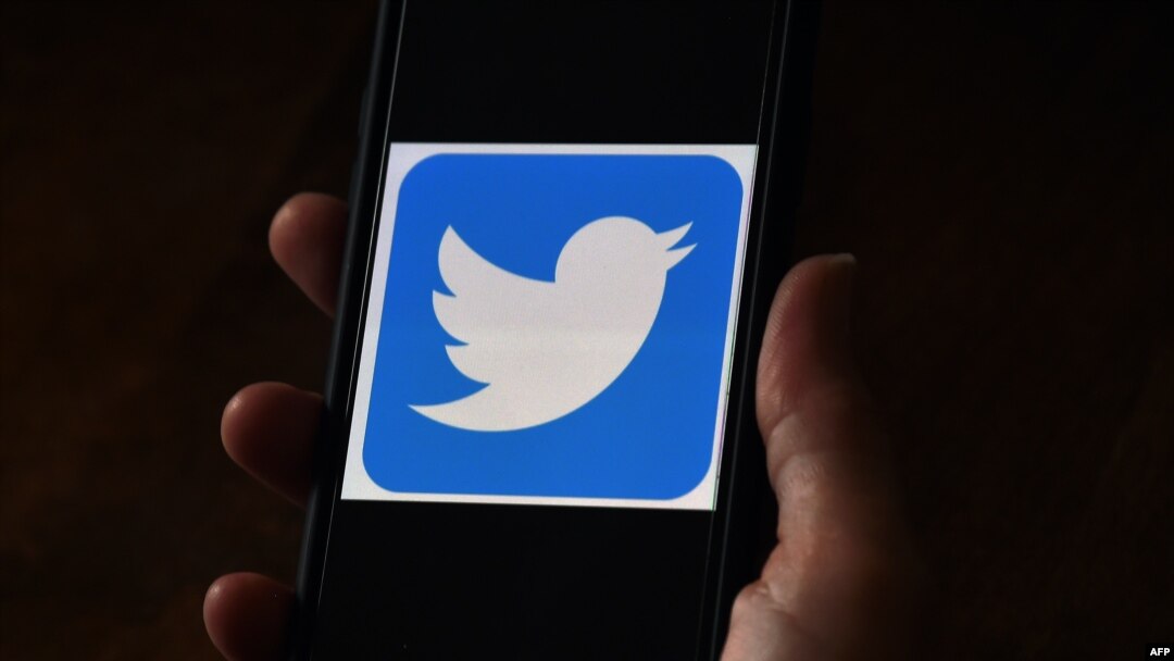 Logo Twitter di sebuah ponsel di Arlington, Virginia, 27 Mei 2020