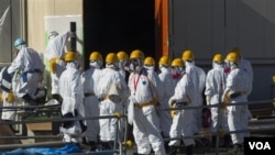 Para pekerja Jepang di PLTN Fukushima yang lumpuh (foto: dok). PLTN Fukushima tidak terpengaruh oleh dua gempa kuat hari Kamis.