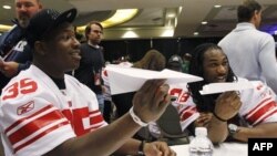 Tifozët e futbollit amerikan shfrytëzojnë rastin për të parë nga afër idhujt e tyre