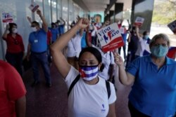 Trabajadores de una empresa estatal gritan consignas durante las celebraciones del Día del Trabajo, también conocido como Primero de Mayo, en La Habana, Cuba, el 1 de mayo de 2021. REUTERS / Alexandre Meneghini.