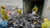 ARCHIVO: Trabajadores descargan y clasifican la basura electrónica de un contenedor, recolectada en un basurero de Nairobi y trasladada a la instalación de Cumplimiento de Reciclaje de África Oriental en Machakos, cerca de Nairobi, Kenia, el 18 de agosto de 2014.