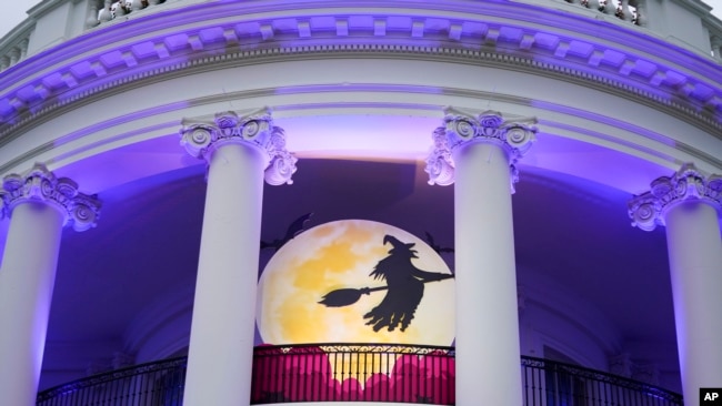 Imagen de uno de los frontales de la Casa Blanca decorado con ornamentos de Halloween, del 30 de octubre de 2023.