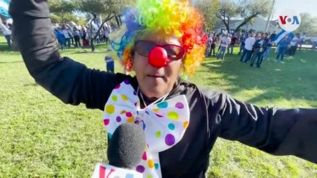 "Me he vestido de payaso para denunciar el circo electoral"