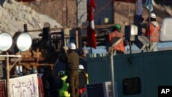 کارمه‌ندانی فریاکه‌وتن به‌رده‌وامن له‌ کاره‌کانیاندا بۆ ڕزگارکردنی ئه‌و 33 کرێـکاره‌ی له‌ ناو کانێـکدا قه‌تیس ماون، شه‌ممه‌ 9 ی ده‌ی 2010