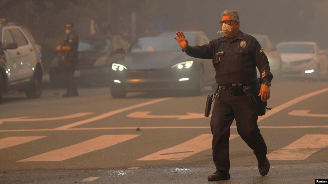 A police officer directs traffic so people can evacuate as a wildfire breaks out near Pacific Palisades on the west side of Los Angeles on Jan. 7, 2025. The World Meteorological Organization says evacuation plans are important in saving lives in natural disasters.