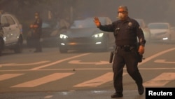 A police officer directs traffic so people can evacuate as a wildfire breaks out near Pacific Palisades on the west side of Los Angeles on Jan. 7, 2025. The World Meteorological Organization says evacuation plans are important in saving lives in natural disasters.