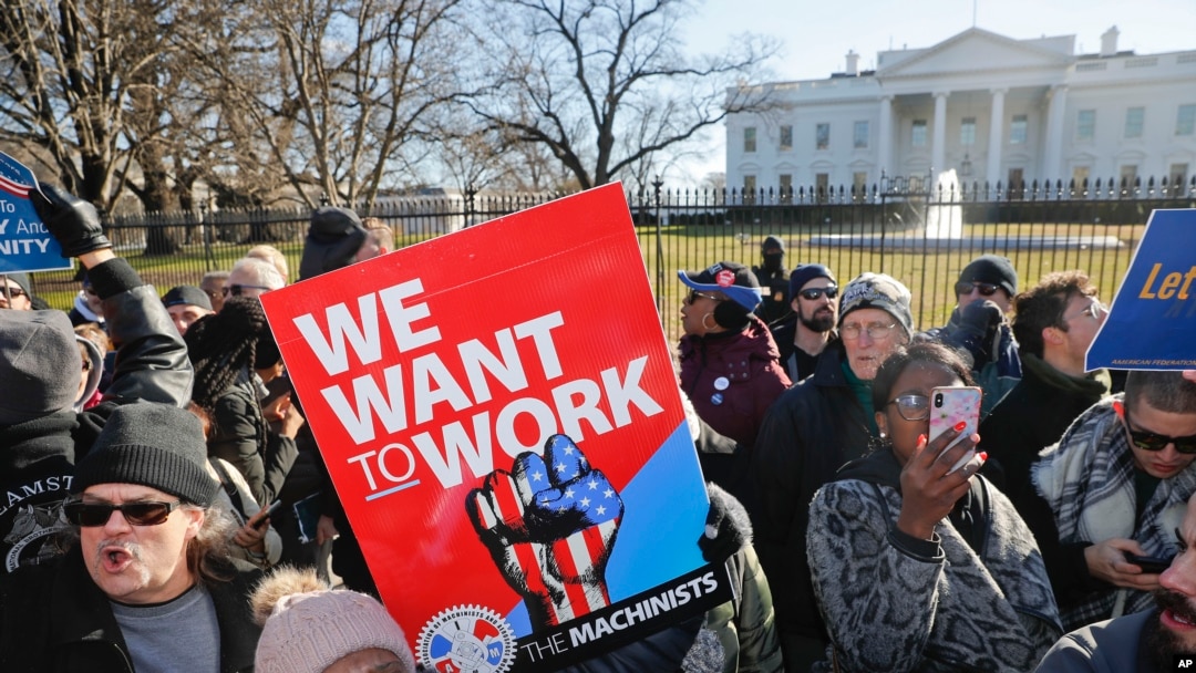 Manm sendika ak lòt anplwaye federal ki t ap pwoteste an fas La Mezon Blanch nan Washington nan yon manifestasyon kote yo t ap mande otorite yo mete fen nan fèmti pasyèl gouvènman an. (Washington, 10 janvye 2019).