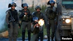 La police des frontières tirent au plomb lors d'affrontement avec les soutiens des prisonniers en grève de la faim, à Ramallah, le 24 avril 2017.