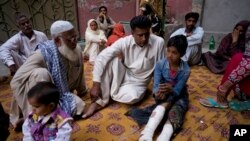 Fahd Ali, 10 ans, blessé dans l'attentat à la bombe de Lahore qui a tué aussi plus de 70 personnes, dont ses parents , racontant son expérience à des visiteurs, le 28 mars 2016. (AP Photo/B.K. Bangash)