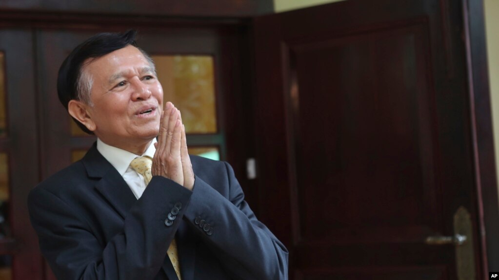 រូបឯកសារ៖ មេដឹកនាំបក្សប្រឆាំងលោក កឹម សុខា ស្វាគមន៍អ្នកសារព័ត៌មាននៅគេហដ្ឋានរបស់លោកក្នុងក្រុងភ្នំពេញ កាលពីថ្ងៃទី១២ ខែវិច្ឆិកា ឆ្នាំ២០១៩។