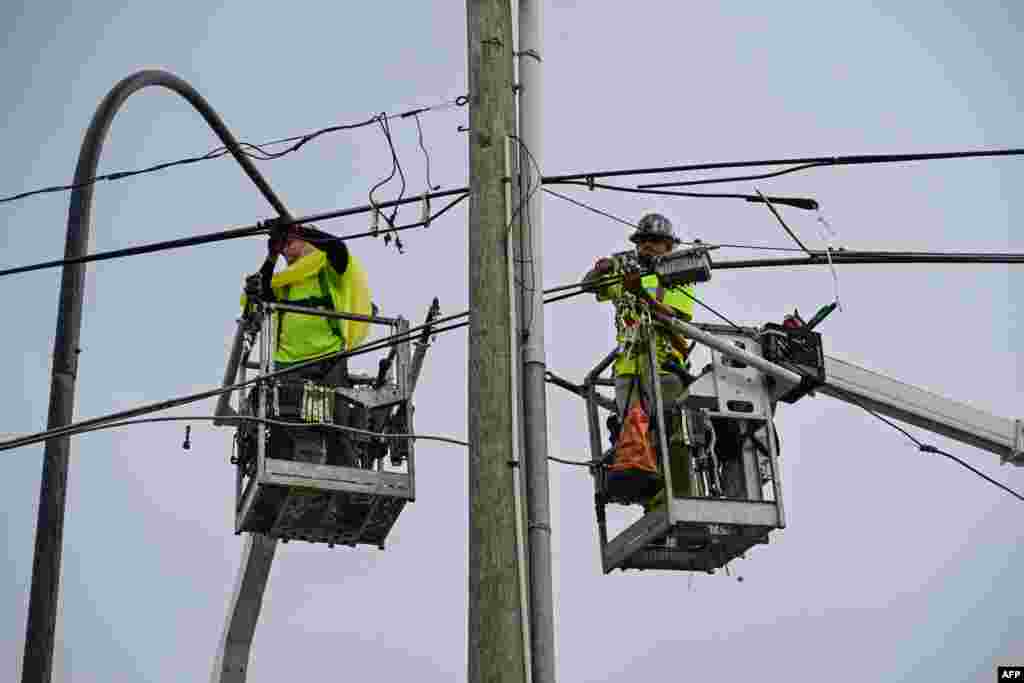 Cuadrillas de especialistas aseguran cables de internet en Kissimmee, Florida, el 8 de octubre de 2024.