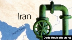 호르무즈 해협과 이란을 보여주는 지도 뒤로 3D 프린팅된 석유 파이프라인이 보인다. (Reuters)