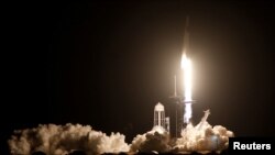 Lanzamiento desde el Centro Espacial Kennedy en Cabo Cañaveral, Florida, EE.UU. de un cohete SpaceX Falcon 9, con la cápsula Crew Dragon, que transporta a cuatro astronautas en la primera misión operativa de la tripulación comercial de la NASA el 15 de no