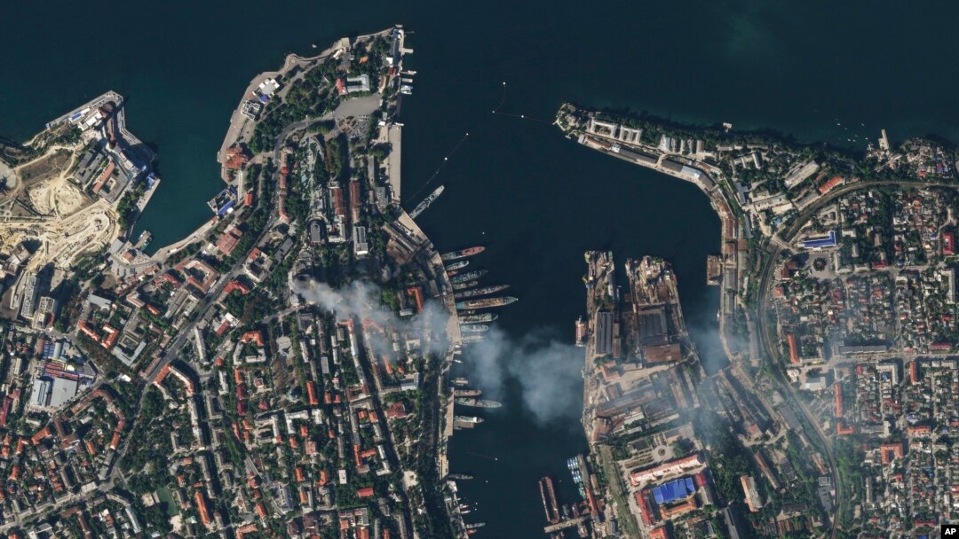 Satelitska fotografija Planet Labsa pokazuje dim koji se uzdiže iz sedišta ruske Crnomorske flote u Sevastopolju, na Krimu koji je okupirala Rusija, Ukrajina, 22. septembra 2023, 