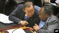 Le Secrétaire général de l'ONU Ban Ki-moon, à gauche, et le président du Gabon Ali Bongo Ondimba se concertent lors d'une réunion du Conseil de sécurité au siège des Nations Unies à New York, le 7 juin 2011