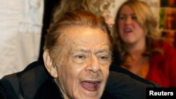 Actor Jerry Stiller arrives at the premiere of the movie 'Little Fockers' in New York, Dec. 15, 2010.