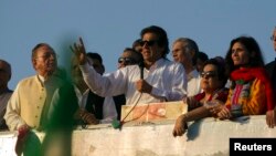 Imran Khan (tengah), pimpinan partai Tehreek-e-Insaf memberikan sambutan di depan pendukungnya dalam unjuk rasa menentang pemerintah di Islamabad 27/8/2014. 