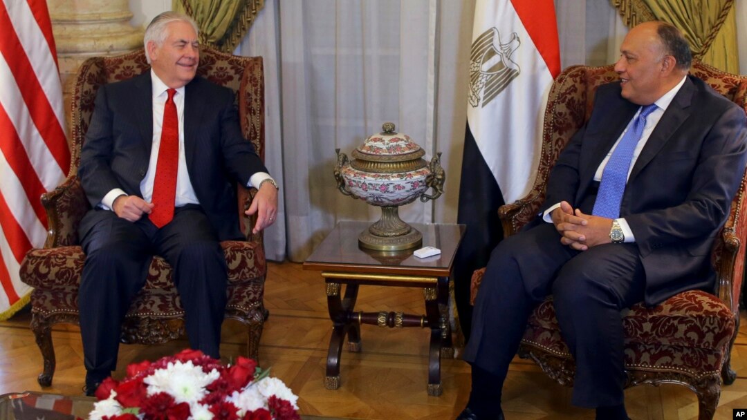 Menlu AS Rex Tillerson (kiri) bertemu Menlu Mesir Sameh Shoukri di Kairo, Mesir hari Senin (12/2). 