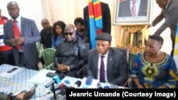 Jean-Marc Kabund, secrétaire général du parti, au centre, entouré de Felix Tshisekedi, président du Rassemblement, à gauche, et d’autres membres du parti, lors d’un point de presse à Kinshasa, RDC, 22 avril 2017.