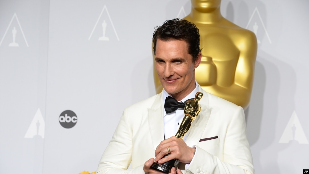 Matthew McConaughey memegang piala Oscar yang diraihnya untuk aktingnya dalam "Dallas Buyers Club" . (Foto: Dok)