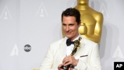 Matthew McConaughey memegang piala Oscar yang diraihnya untuk aktingnya dalam "Dallas Buyers Club" . (Foto: Dok)