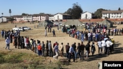 Voters queue to cast their ballots in the general elections in Harare, Zimbabwe, July 30, 2018. 