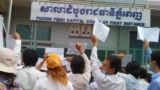 More than 100 people Boeung Kak lake residents showed up in front of the Phnom Penh Municipal Court to demonstrate, file photo. 