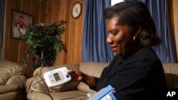 Un grupo de médicos propone aumentar la presión arterial saludable de una persona a 150. 