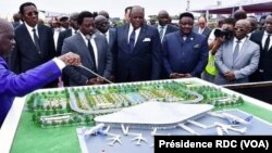 Président Joseph Kabila (3e G) na Ministre wa yambo Bruno Tshibala (2e G) elongo bakambi misusu na botiami ya libanga mpo koabanda botongi ya aérogare ya sika ba N'Djili, Kinshasa, 2 mai 2018. (Présidence ya RDC) 