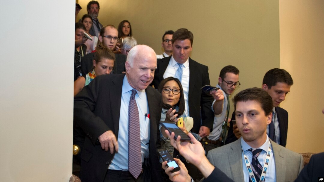 Senator John McCain dari Arizona dikejar para wartawan setelah menolak undang-undang yang diusulkan untuk mencabut Obamacare.