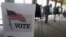 ARCHIVO -- Electores votan en Hinsdale, Illinois, el 18 de marzo de 2014.