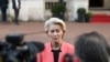 Presidentja e Komisionit Evropian Ursula von der Leyen flet për gazetarët gjatë takimit të nivelit të lartë të udhëheqësve evropianë për të diskutuar Ukrainën, të organizuar nga Kryeministri i Britanisë Keir Starmer, në Lancaster House, Londër, 2 mars 2025.