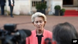 Presidentja e Komisionit Evropian Ursula von der Leyen flet për gazetarët gjatë takimit të nivelit të lartë të udhëheqësve evropianë për të diskutuar Ukrainën, të organizuar nga Kryeministri i Britanisë Keir Starmer, në Lancaster House, Londër, 2 mars 2025.